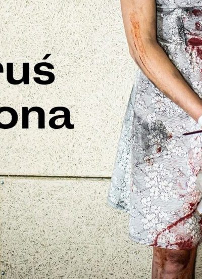 Sylwetka kobiety, w skrępowanych rękach trzyma buty na obcasie. Sukienka poplamiona jest krwią