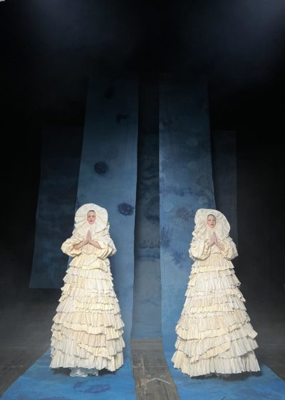 dwie kobiety w falbaniastych białych kokonach