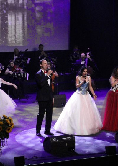 na scenie orkiestra, tancerze baletowi i śpiewający soliści